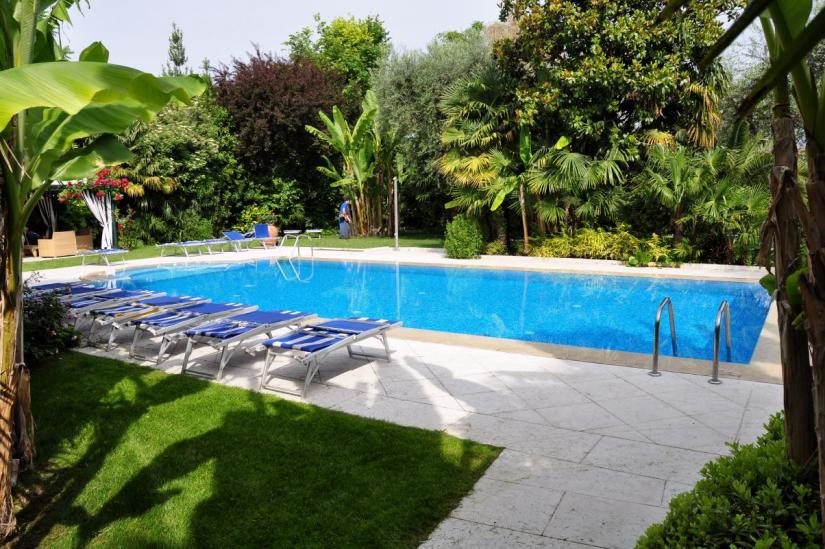 Der Pool in der herrlichen Gartenanlage